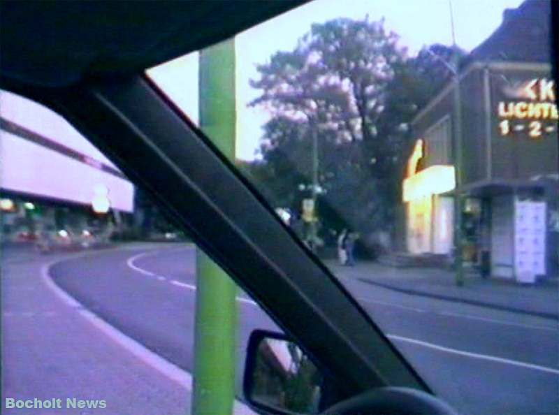 HISTORISCHES FOTO AUS BOCHOLT IM JAHR 1988 STREIFENFAHRT IM POLIZEIAUTO MIT BLICK NACH KARSTADT UND KINO LICHTBURG